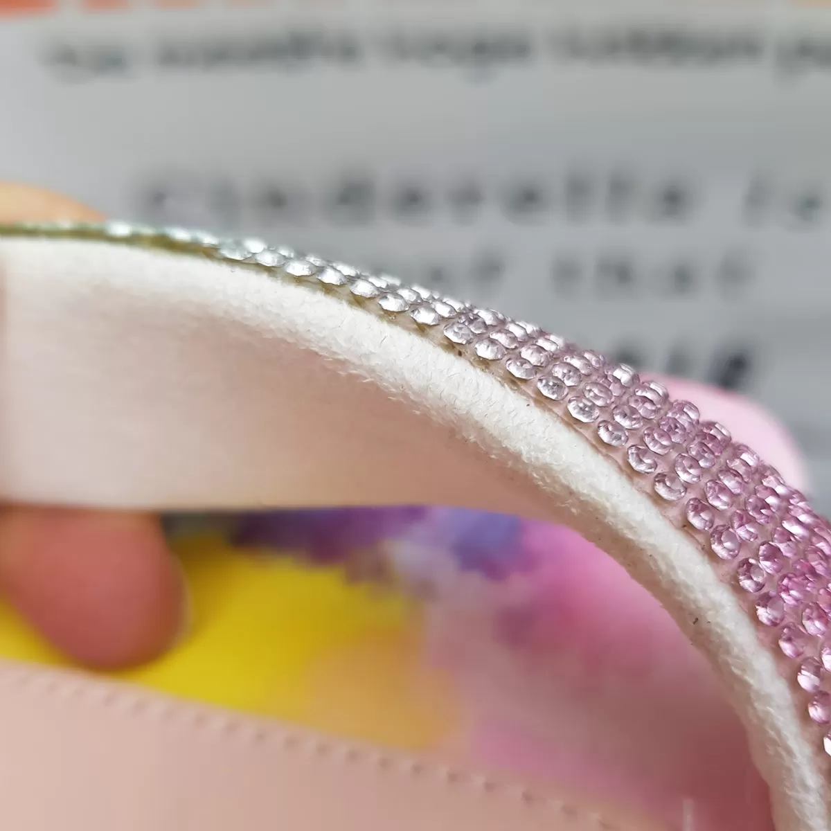 Gekleurde sandaaltjes met touwtjes omhoog en strass op de voorband