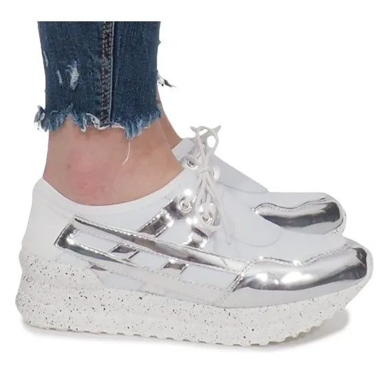 WITTE SPORTSNEAKERS OP HET CALIXTEPLATFORM