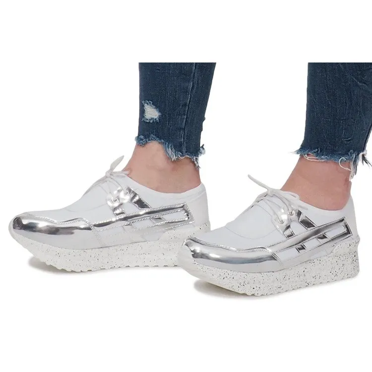 WITTE SPORTSNEAKERS OP HET CALIXTEPLATFORM